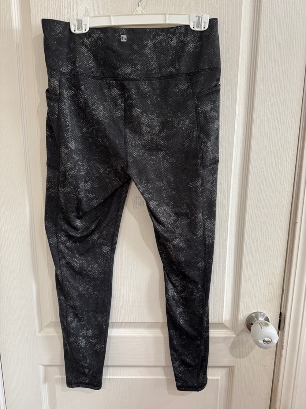 Hind Black Textured High-Rise Leggings with Side Pockets